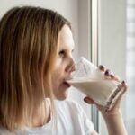 Коровье молоко в рационе кормящей матери может снизить риск аллергии у детей