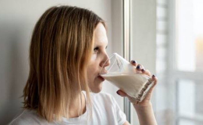 Коровье молоко в рационе кормящей матери может снизить риск аллергии у детей