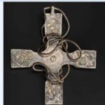 Археологи раскрыли секрет 1000-летнего креста, похороненного в шотландском поле