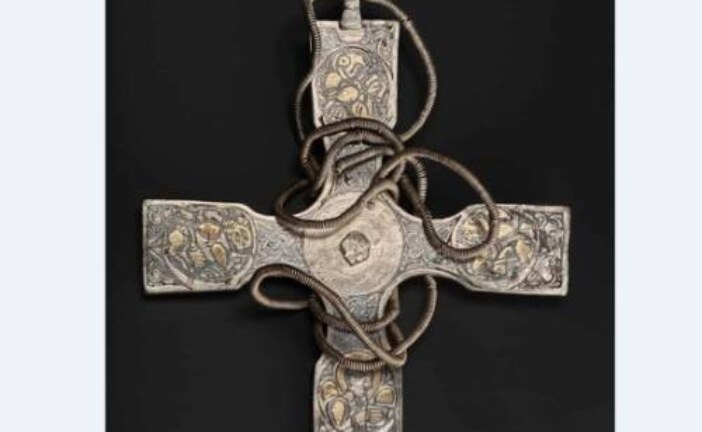 Археологи раскрыли секрет 1000-летнего креста, похороненного в шотландском поле
