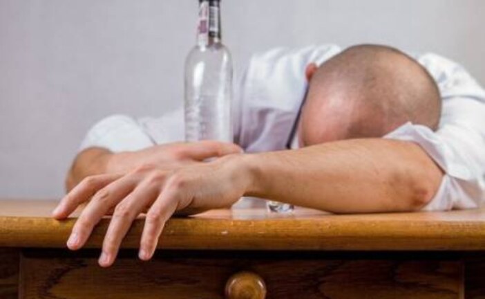 Ученые назвали три возраста, когда пить алкоголь опаснее всего