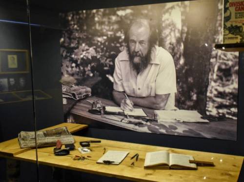 Лагерные вещи Солженицына показали в Доме русского зарубежья