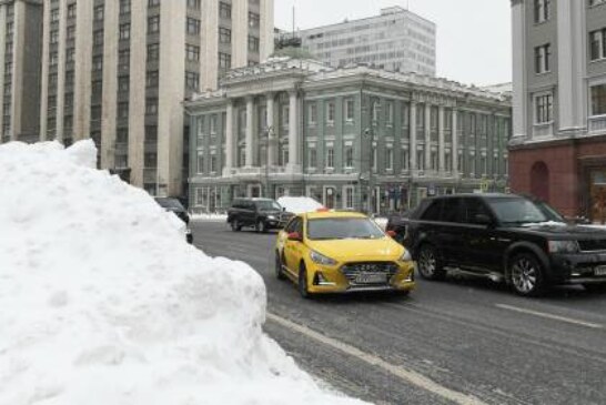 Московские власти попросили автомобилистов не мешать уборке снега