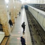 В метро Москвы женщина упала на рельсы и погибла
