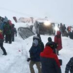 В результате схода лавины на Домбае пострадали восемь человек