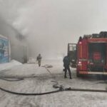 В Красноярске загорелся автомобильный склад