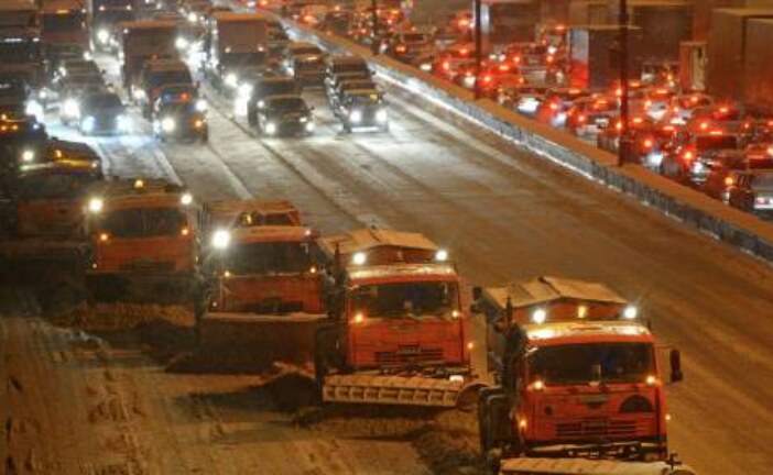 В Москве приступили к сплошному механизированному подметанию дорог