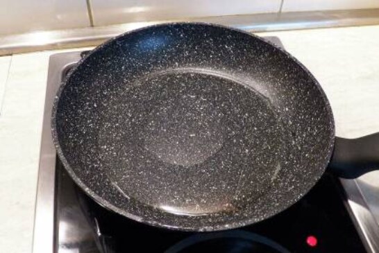 Физики объяснили, почему еда прилипает к антипригарной сковороде