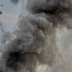 Два вертолета тушат пожар в ангаре на юге Москвы