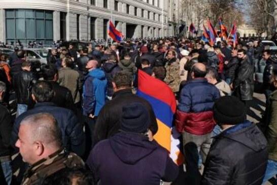 Около десяти тысяч человек участвуют в митинге оппозиции в Ереване