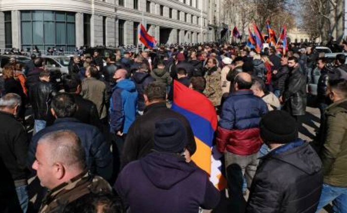 Около десяти тысяч человек участвуют в митинге оппозиции в Ереване