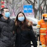 Психолог назвал категории россиян, которые не снимут маски после пандемии