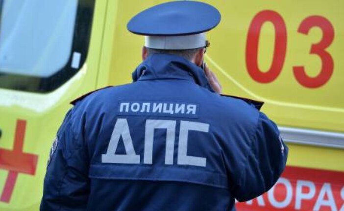 В Астрахани полуголый водитель сбил двух пешеходов, сообщил источник