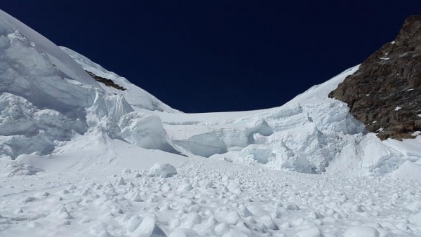В Австрии 2 лыжника погибли из-за схода лавины