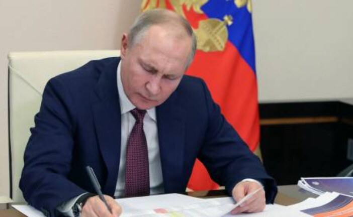 Путин подписал закон о снятии возрастных ограничений для ряда госслужащих