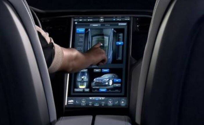 В автомобилях Tesla передачи будут переключаться свайпами
