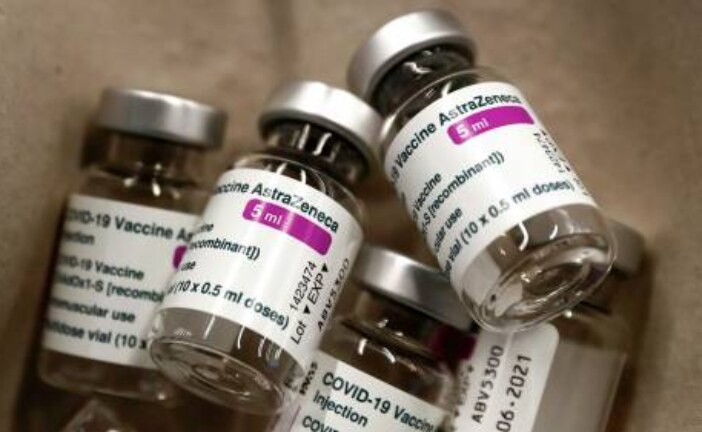 Несколько стран ЕС приостановили использование вакцины AstraZeneca