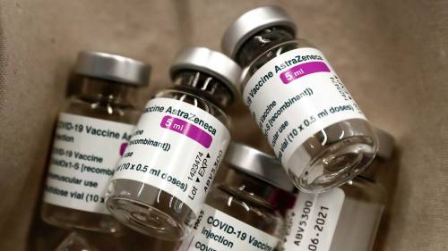В Венгрии приостановили вакцинацию препаратом AstraZeneca