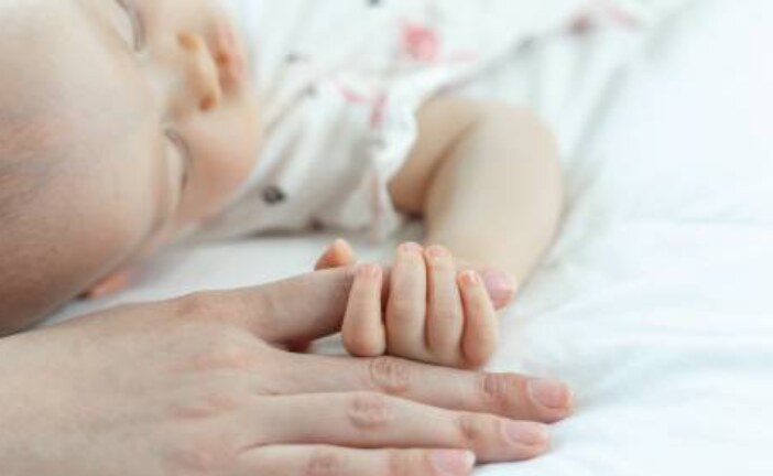 ВОЗ заявила о необходимости не разлучать мать и новорожденного при COVID-19