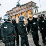 В центре Берлина около 1,8 тысяч полицейских дежурят на акциях протеста