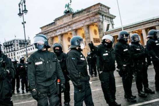 В центре Берлина около 1,8 тысяч полицейских дежурят на акциях протеста
