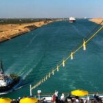 Суэцкий канал снова заблокировал гигантский контейнеровоз