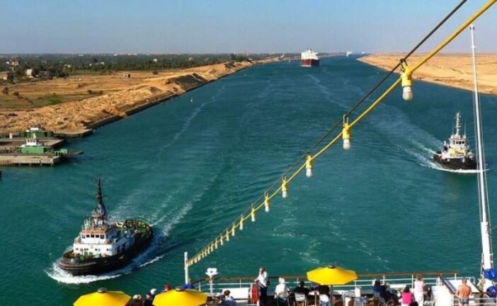 Суэцкий канал снова заблокировал гигантский контейнеровоз