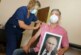 Мэр одного из аргентинских городов привился с портретом Путина в руках