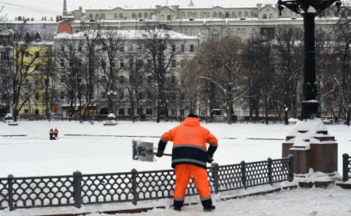 В Москве коммунальщики полили детскую площадку горячей водой