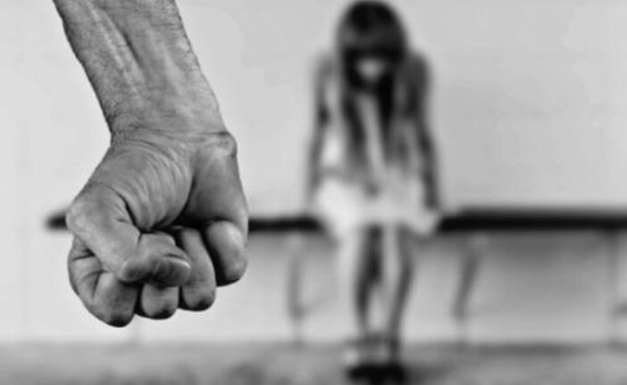 Мужчина насиловал 13-летнюю дочь в кровати рядом со спящей женой
