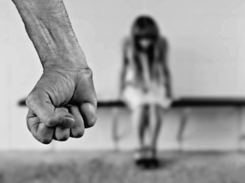 Мужчина насиловал 13-летнюю дочь в кровати рядом со спящей женой