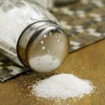 Диетолог указал на превышение уровня соли в рационе россиян