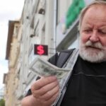 Экономист объяснил падение курса рубля ситуацией в Донбассе