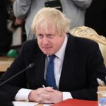 Премьера Великобритании Бориса Джонсона осудили за нежелание вводить третий локдаун