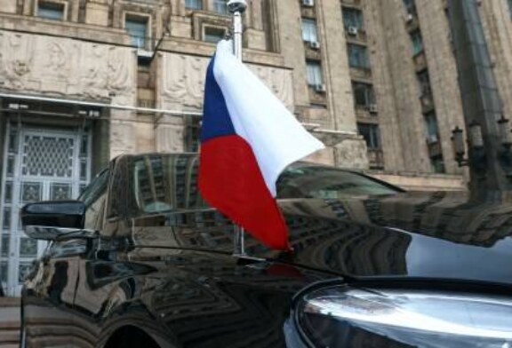 Посол Чехии заявил, что пока продолжит работу в Москве