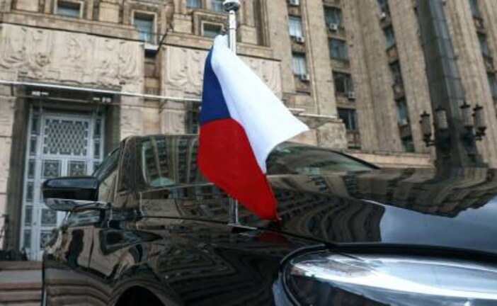 Посол Чехии заявил, что пока продолжит работу в Москве
