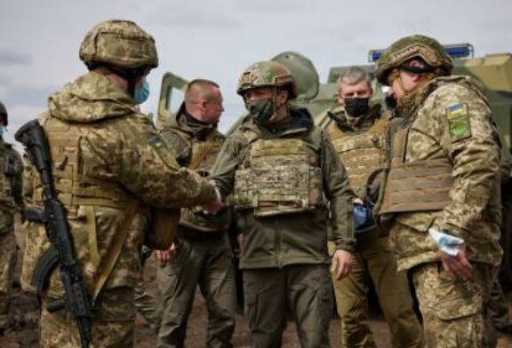 Зеленский встретился с военными в Донбассе