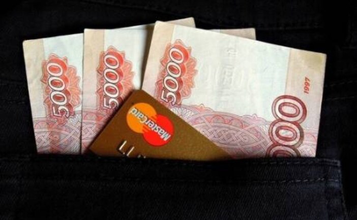 Россияне начали проедать сбережения: тратят больше, чем зарабатывают