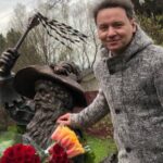 Владимиру Этушу поставили памятник в образе Карабаса в деревне Долгиниха