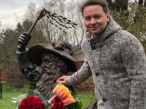 Владимиру Этушу поставили памятник в образе Карабаса в деревне Долгиниха