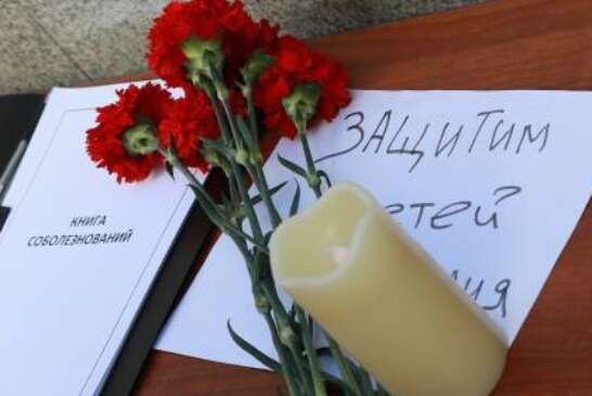 В Казани стали появляться стихийные мемориалы после трагедии в школе