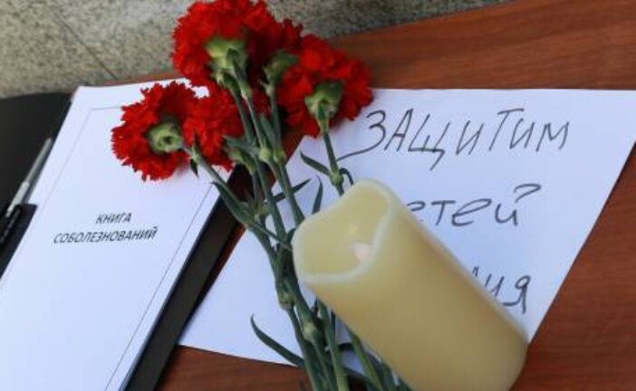 В Казани стали появляться стихийные мемориалы после трагедии в школе