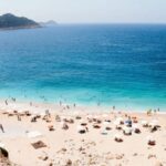 Туристы испугались жёлтых пятен в море на курорте в Турции