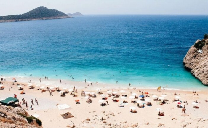 Туристы испугались жёлтых пятен в море на курорте в Турции