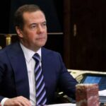 Медведев сравнил современность и 90-е годы