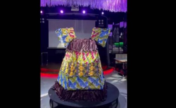 Московские фанаты Евровидения к финалу соорудили «платье Манижи»