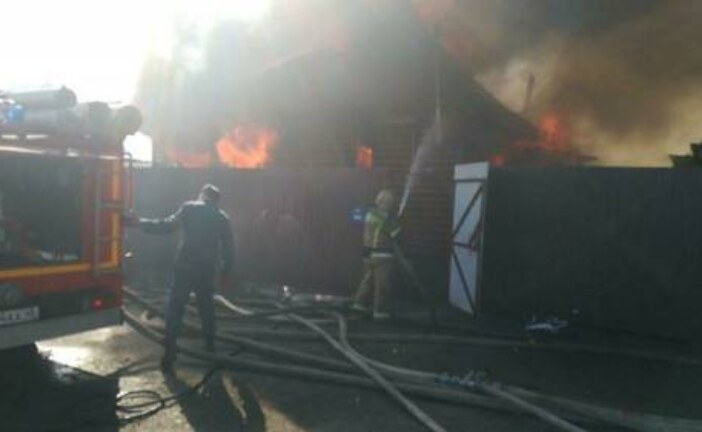 В Кургане загорелись несколько частных домов
