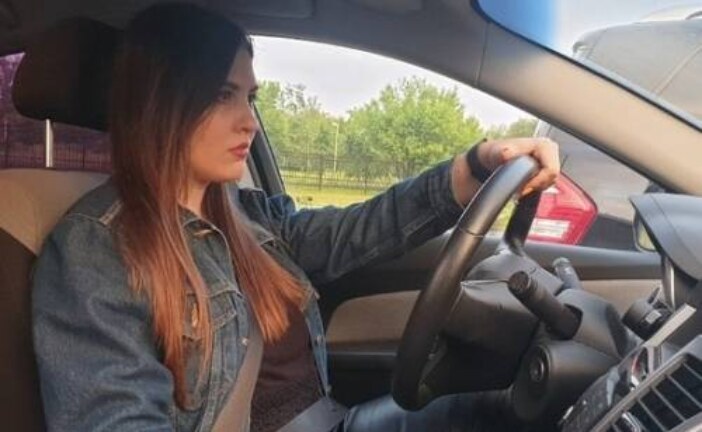 Девочка на «механике»: как я училась водить машину в Москве