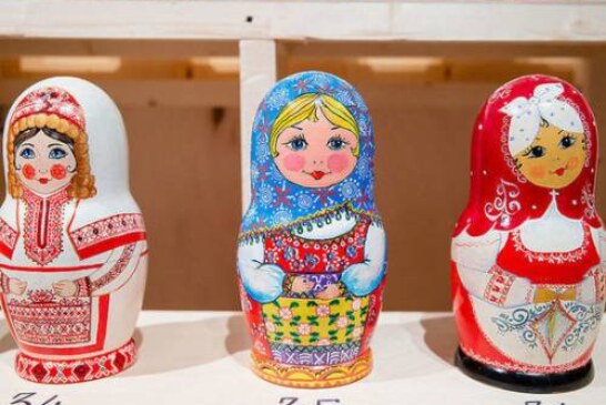 На выставке в Москве матрешек одели во все костюмы мира