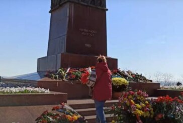 На Украине одни вспоминали Георгия Жукова,  другие рвались на Москву